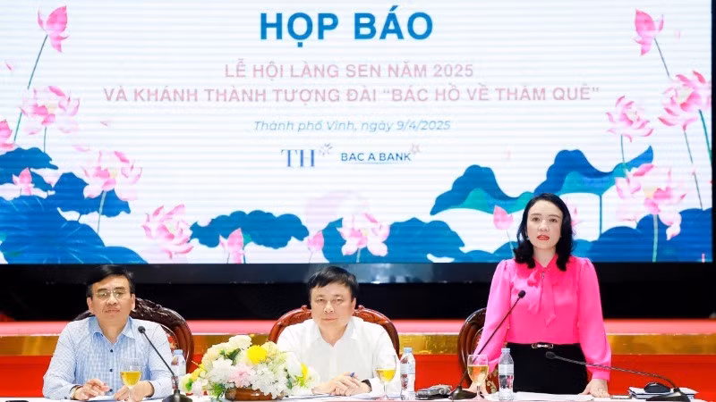 Tran Thi My Hanh, Director of the Nghe An Department of Culture, Sports and Tourism, provided information about the preparation and activities of the 2025 Sen Village Festival.