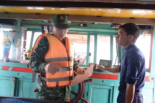 Nghe An Border Guard officers inspecting crew documents and related papers. (Photo: NDO)