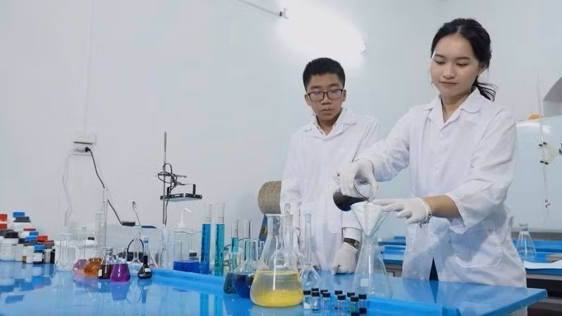 Do Ha Phuong and Nguyen Duc Thai, students from Viet Duc High School (Hoan Kiem District, Hanoi), proudly secured the first prize in the competition.