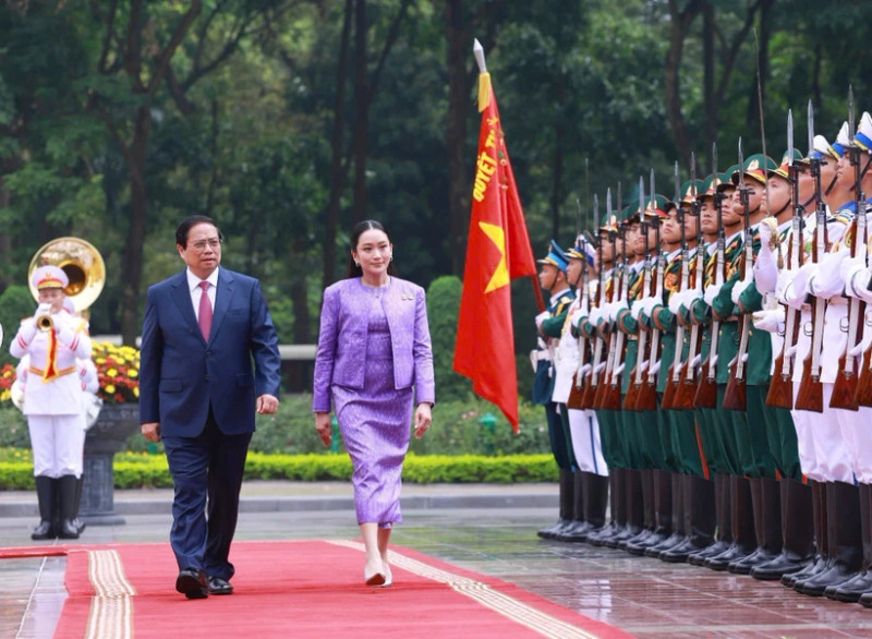 Prime Minister Pham Minh Chinh hosts a red-carpet welcome ceremony for Thai Prime Minister Paetongtarn Shinawatra in Ha Noi on May 16. (Photo: VNA)