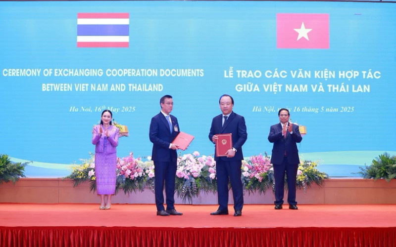 Prime Minister Pham Minh Chinh and Thai Prime Minister Paetongtarn Shinawatra witnessed the exchange of the MoU between the Ministry of Industry and Trade and Thailand’s Central Group. (Photo: VNA)