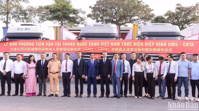 Representatives from both Viet Nam and China welcomed Chinese transport vehicles at Long Bien ICD.