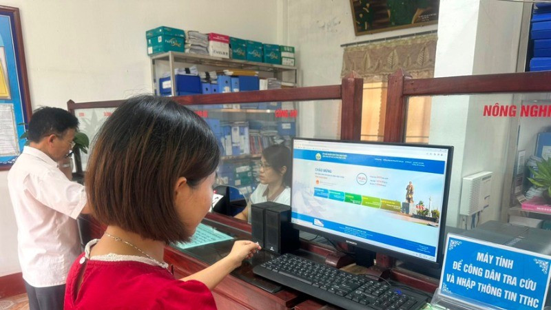 People look up administrative procedures at the One-Stop-Shop Department in Xuan Chau Commune, Xuan Truong District.