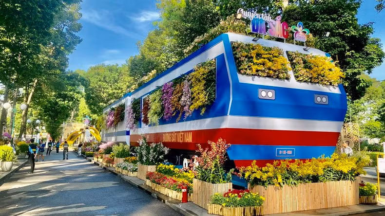 With the theme of “The Multicoloured Train”, the two historic Reunification trains are designed to be filled with orchids.