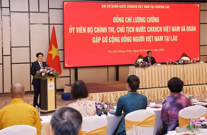 State President Luong Cuong speaks at the meeting with the Vietnamese community in Laos on April 25. (Photo: VNA)