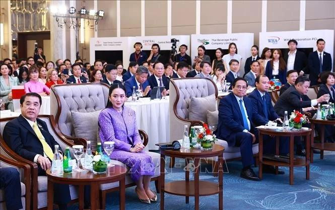 Vietnamese Prime Minister Pham Minh Chinh and his Thai counterpart Paetongtarn Shinawatra at the business forum in Ha Noi on May 16. (Photo: VNA)