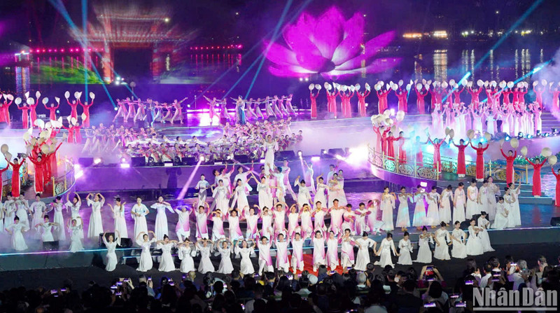 A performance at the opening ceremony of Visit Vietnam Year 2025 in Hue on March 25 evening (Photo: NDO)