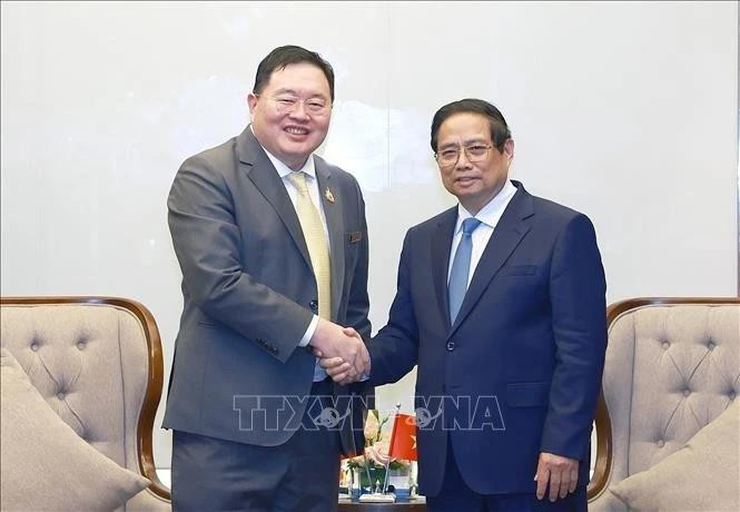 Prime Minister Pham Minh Chinh (R) receives Thammasak Sethaudom, Chairman and CEO of SCG. (Photo: VNA)
