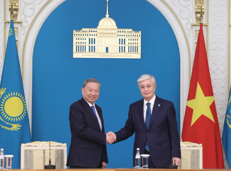 General Secretary of the Communist Party of Viet Nam Central Committee To Lam (left) and President of Kazakhstan Kassym-Jomart Tokayev adopt a joint statement on the establishment of the Viet Nam-Kazakhstan Strategic Partnership. (Photo: VNA)