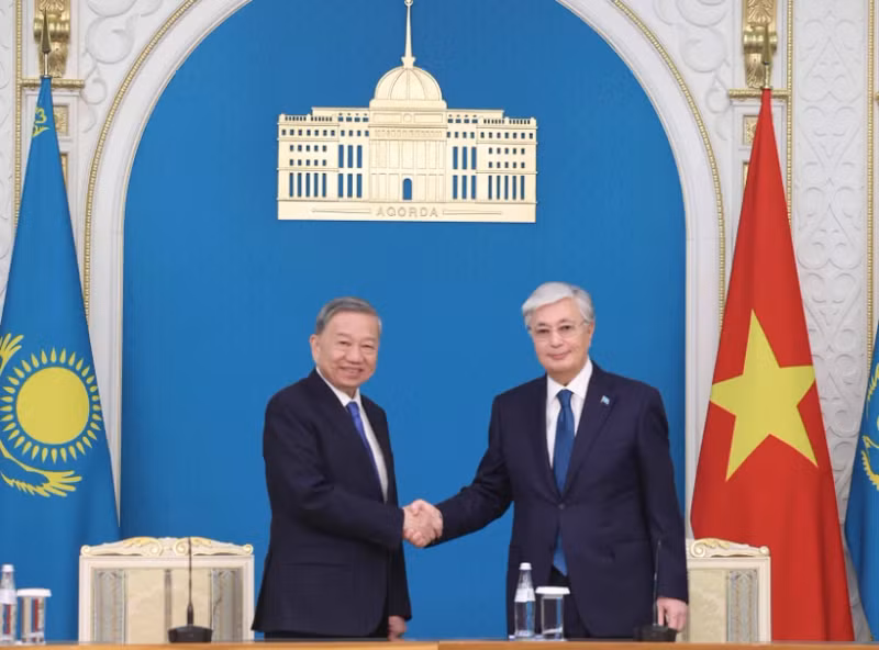 General Secretary of the Communist Party of Viet Nam Central Committee To Lam (left) and President of Kazakhstan Kassym-Jomart Tokayev adopt a joint statement on the establishment of the Viet Nam-Kazakhstan Strategic Partnership. (Photo: VNA)