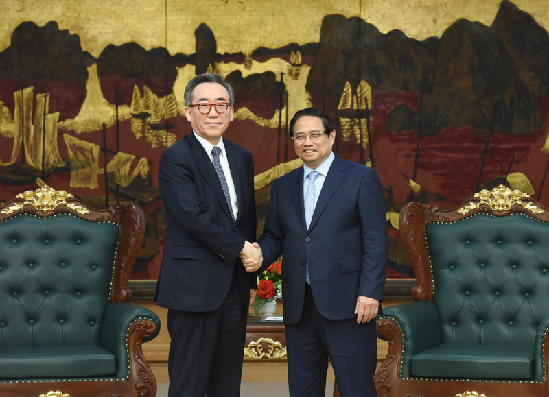 Prime Minister Pham Minh welcomes Minister of Foreign Affairs of the RoK Cho Tae-yul. 