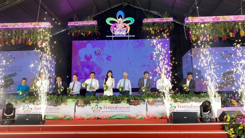 Delegates perform the opening ritual of the third Ho Chi Minh City Orchid Festival 2025. (Photo: NDO)