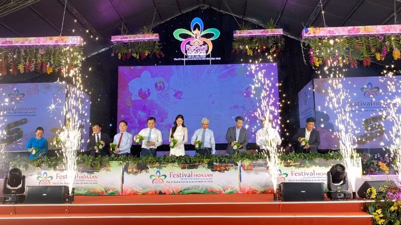 Delegates perform the opening ritual of the third Ho Chi Minh City Orchid Festival 2025. (Photo: NDO)