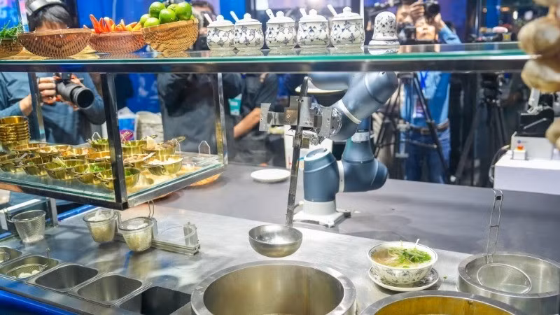 Pho-cooking robot – a modern twist to a culinary heritage in the digital age.
