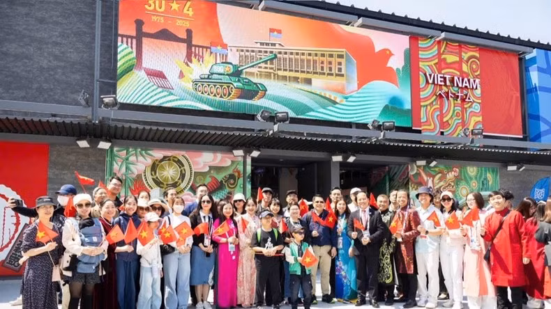 Overseas Vietnamese pose for a photo at the Vietnam pavilion.