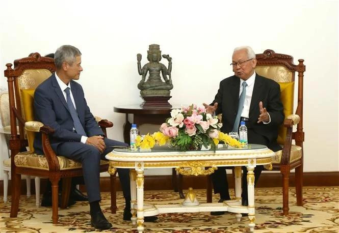 Im Chhun Lim, President of the Constitutional Council of Cambodia (right) and Vietnamese Ambassador to Cambodia Nguyen Minh Vu (Photo: VNA)