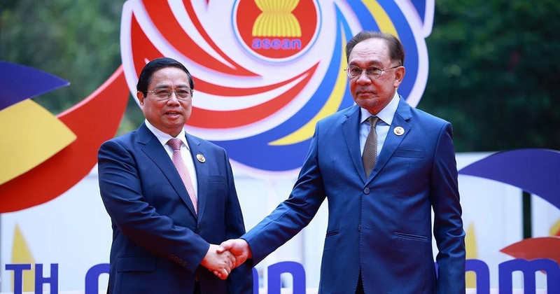 Malaysian Prime Minister Anwar Ibrahim (R) welcomes Prime Minister Pham Minh Chinh. (Photo: VNA)