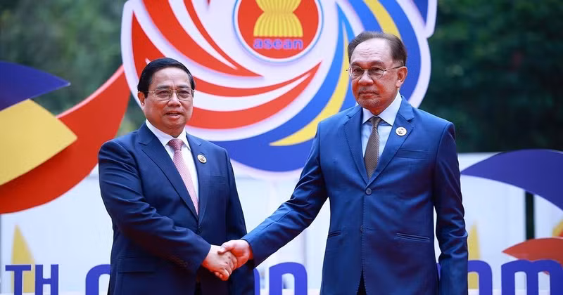 Malaysian Prime Minister Anwar Ibrahim (R) welcomes Prime Minister Pham Minh Chinh. (Photo: VNA)