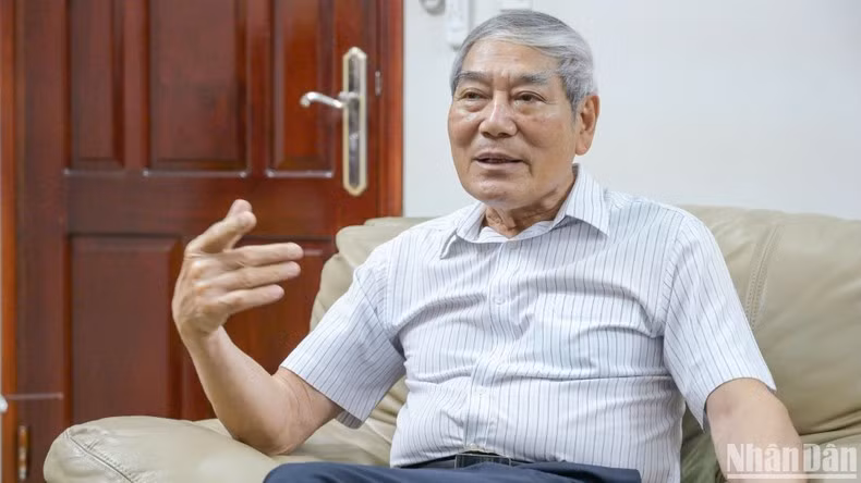 Lieutenant General and Hero Nguyen Duc Soat, former Commander of the Air Defence–Air Force Service and former Deputy Chief of the General Staff of the Vietnam People’s Army, shared his reflections on the victory of “Dien Bien Phu in the Air”. (Photo: THE DAI)