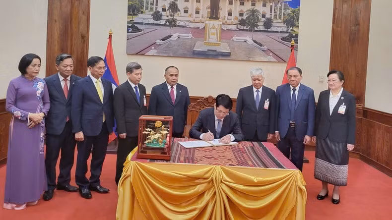 President Luong Cuong writes in the guestbook at the President Kaysone Phomvihane Museum. (Photo: NDO)