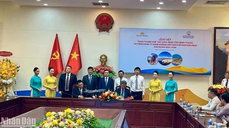 The two parties at the signing ceremony