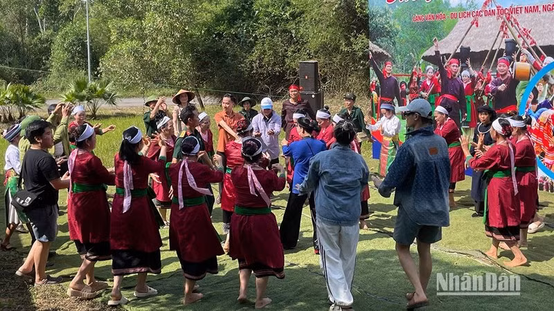 Visitors join ethnic communities in folk singing and dancing at the village. (Photo: NDO)