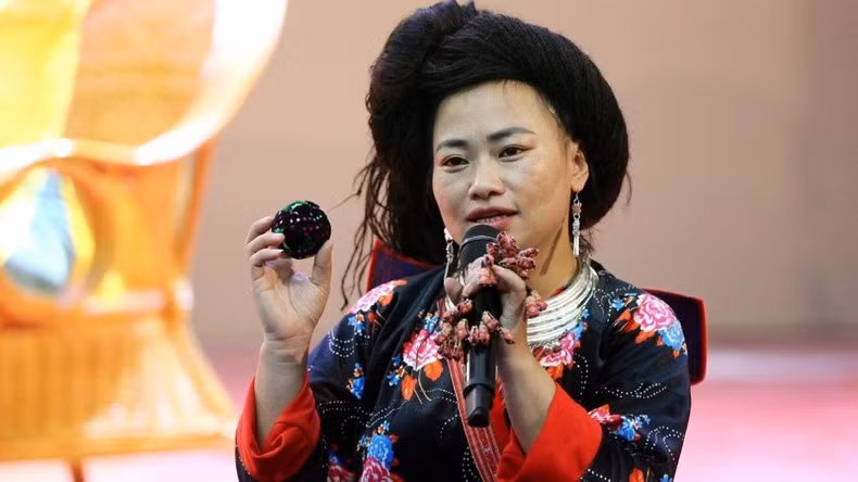 Teacher Vi Thi Ai aspires to diversify souvenir products based on the H’Mong pao ball.