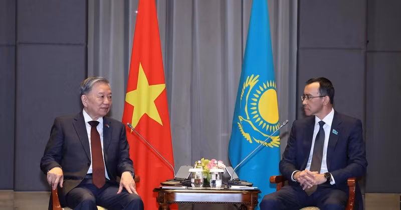 Party General Secretary To Lam (L) meets with Chairman of the Senate of the Parliament of Kazakhstan Maulen Ashimbayev (Photo: VNA)