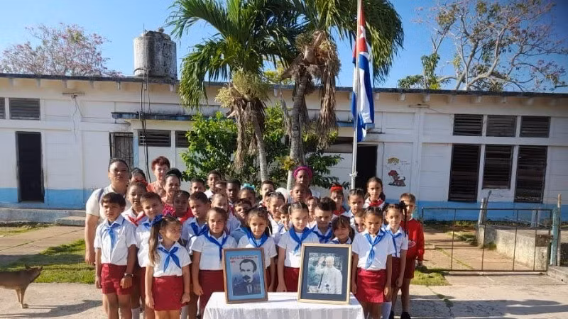 Pupils and teachers from Ben Tre Village at the commemoration ceremony. (Photo: Embassy of Viet Nam in Cuba)