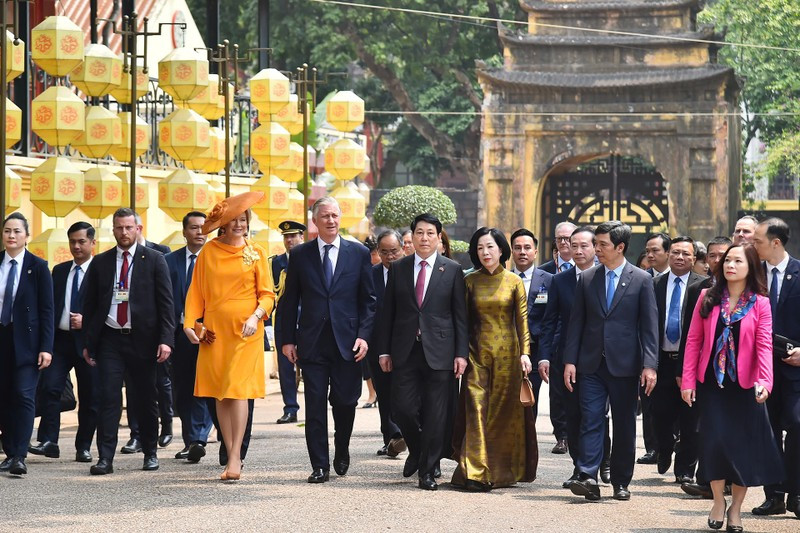 The distinguished guests tour the Thang Long Imperial Citadel on April 1. 