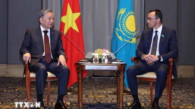 General Secretary To Lam met with Chairman of the Senate of the Parliament of Kazakhstan Maulen Ashimbayev. (Photo: VNA)