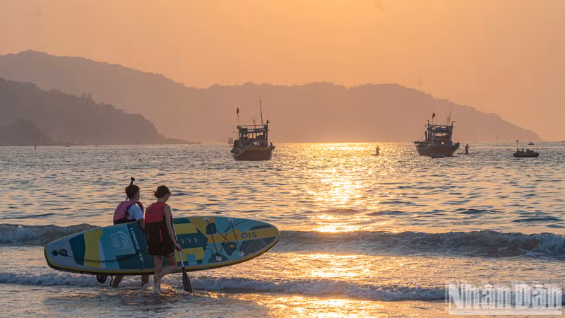 Paddleboarding at dawn is a favourite activity among young travellers.