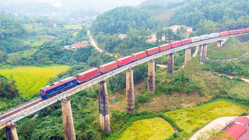 A wave of mega-railway projects opens development opportunities for domestic enterprises.