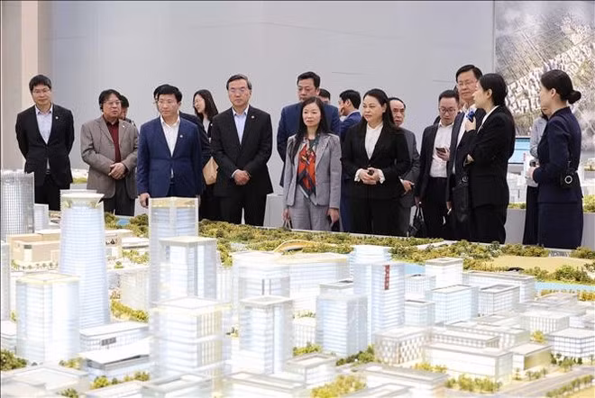 The Vietnamese delegation visits the Xiong'an New Area in Hebei province, China. (Photo: VNA)