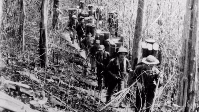 Heroic Transport Unit C3 (Tay Nguyen 250 Group) carrying ammunition to the battlefield. (Photo: VNA)