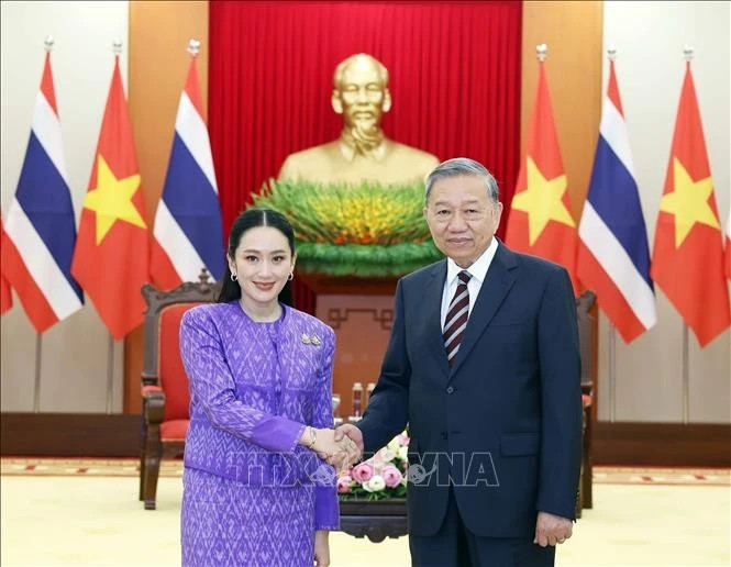 CPV General Secretary To Lam (right) receives Prime Minister of Thailand and leader of the Pheu Thai Party Paetongtarn Shinawatra in Ha Noi on May 16. (Photo: VNA)