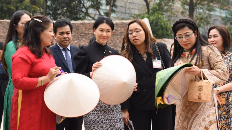 The PM spouses observed artisans from Chuong village crafting traditional Vietnamese conical hats.