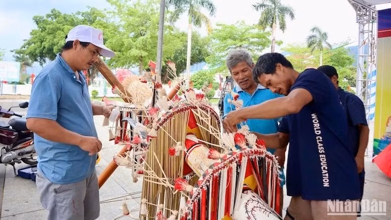 Artists actively create and are passionate about traditional folk art to spread unique cultural values.