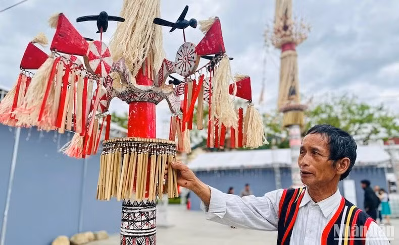 According to artisan Ho Van De from Tra Phong commune, “The pole used in ancestral worship is decorated in three symbolic colours: black represents the earth, white symbolises the sky, and red signifies fire.”