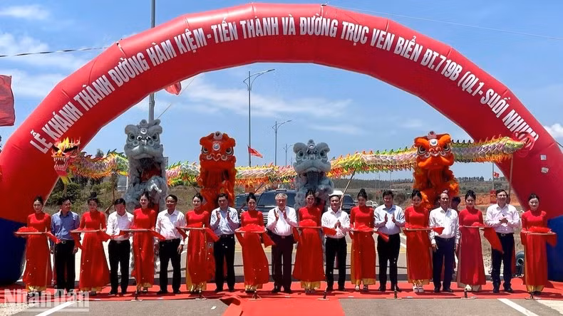 Deputy Prime Minister Nguyen Hoa Binh, together with local leaders, attended the ribbon-cutting ceremony to inaugurate the project.