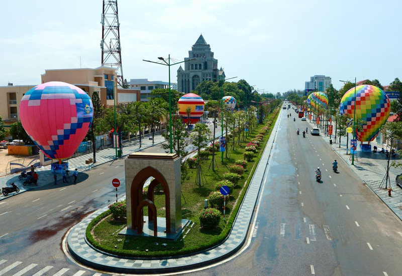 Hot-air balloons are seen along Nguyen Tat Thanh street, Phan Thiet city, the south-central province of Binh Thuan. (Photo: Laodong News)