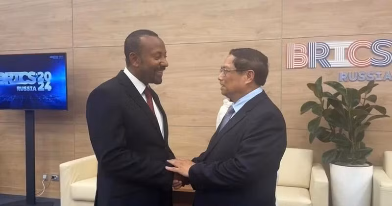 Prime Minister Pham Minh Chinh (R) and Ethiopian Prime Minister Abiy Ahmed Ali meet in October 2024 in Russia. (Photo: VNA)