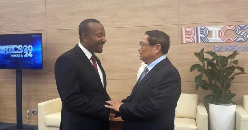 Prime Minister Pham Minh Chinh (R) and Ethiopian Prime Minister Abiy Ahmed Ali meet in October 2024 in Russia. (Photo: VNA)