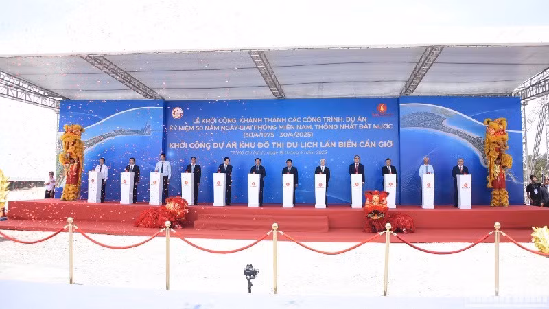 Party and State leaders, along with Vingroup representatives, jointly pressed the button to officially launch the project.