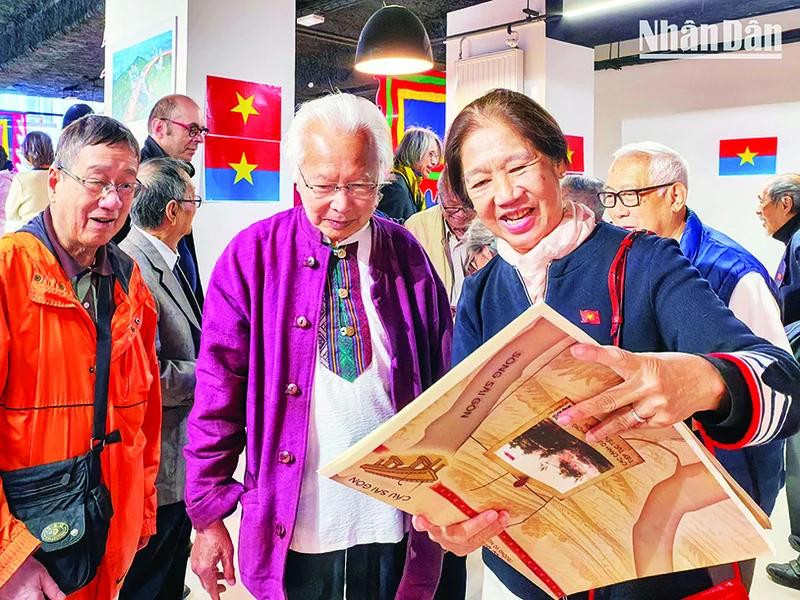 The special supplement of Nhan Dan Newspaper has helped the Vietnamese community in France revisit the nation’s great historical milestone. Photo: MINH DUY