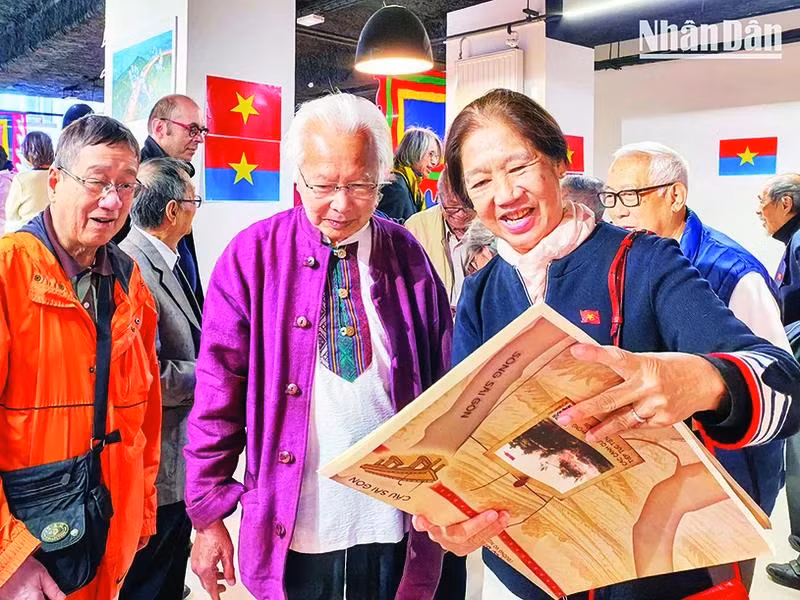 The special supplement of Nhan Dan Newspaper has helped the Vietnamese community in France revisit the nation’s great historical milestone. Photo: MINH DUY