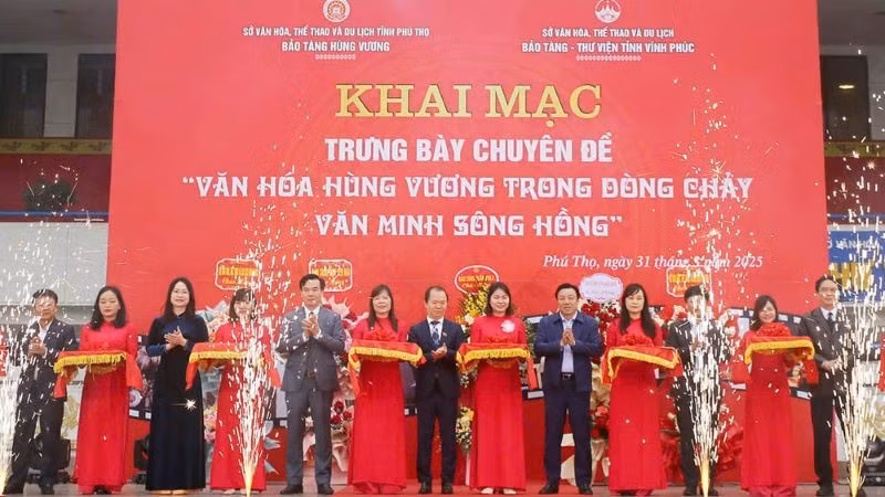 Delegates cut the ribbon to open the exhibition