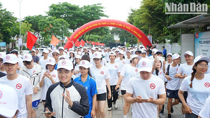 Young members of the Youth Union run to show their support for the “Vietnamese Youth Say No to Tobacco” campaign.