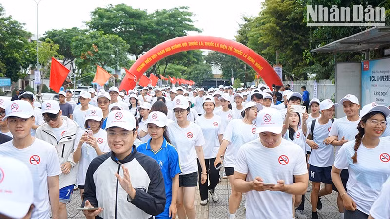Young members of the Youth Union run to show their support for the “Vietnamese Youth Say No to Tobacco” campaign.