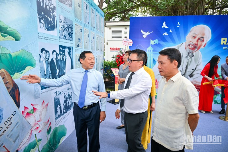 Editor-in-Chief of Nhan Dan Newspaper Le Quoc Minh introduces the exhibition to delegates. (Photo: THANH DAT)